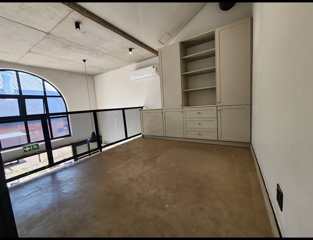 72M² SHOWROOM TO LET IN ROOIHUISKRAAL